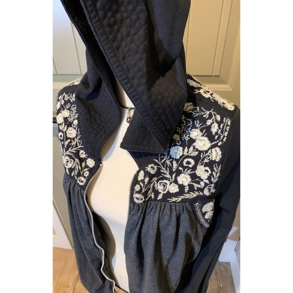 Free People - Picture 3 of 9